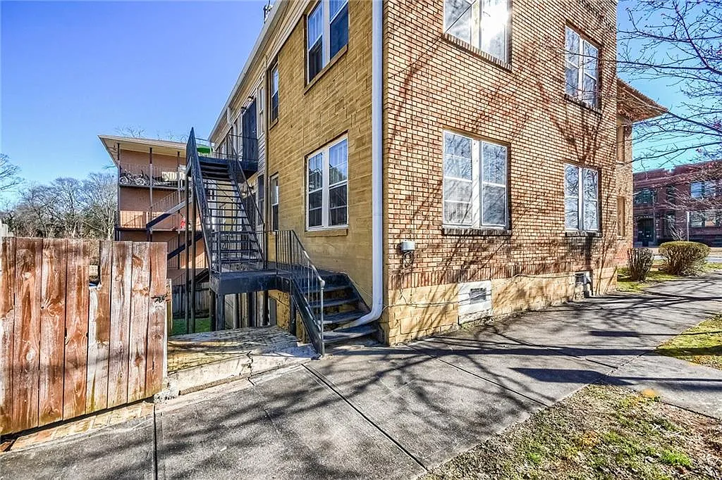 2 bed, 1.0 bath, 944 sqft, $1,400 — Photo 2