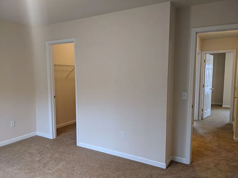225 Crown Ct — Photo 37