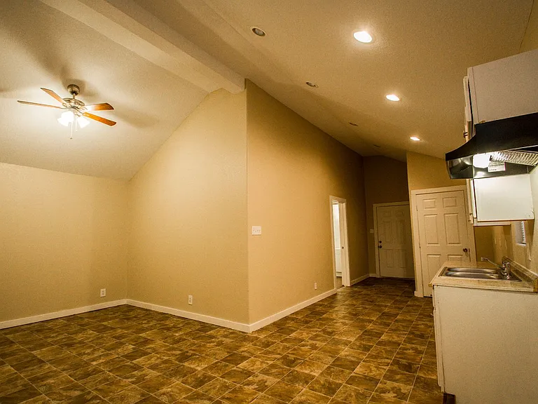 526 Cooper — Photo 3
