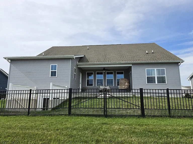 Purple Martin Cir — Photo 59