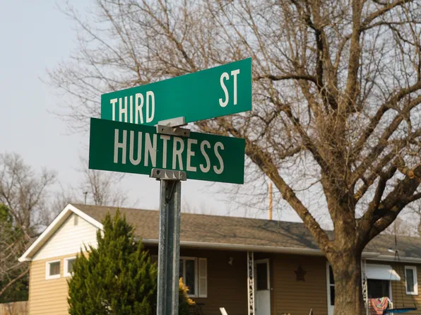 307 Huntress St, Clay Center, KS 67432