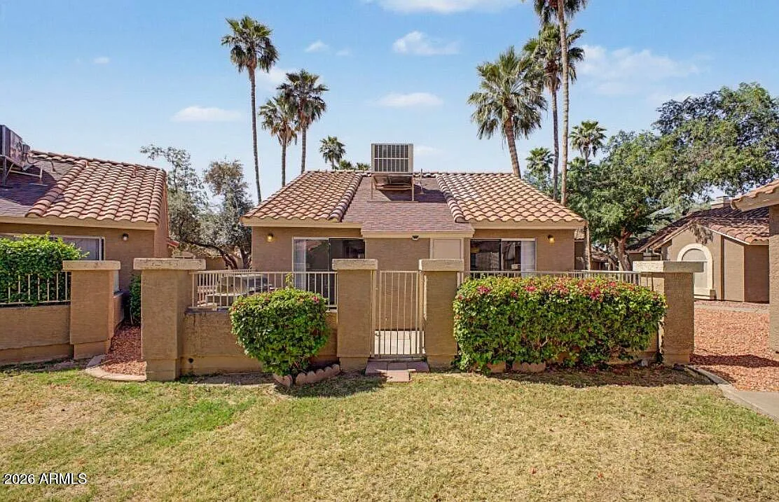 2 bed, 1.0 bath, 852 sqft, $1,550 — Photo 2