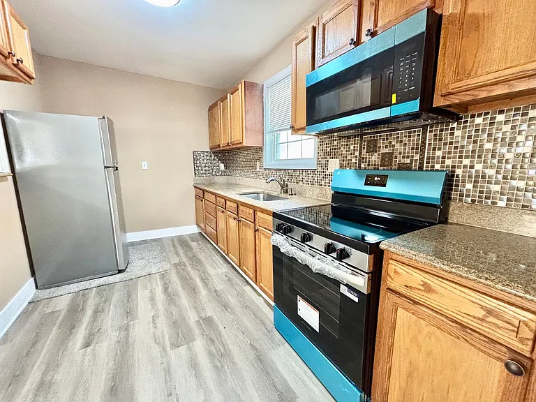 2841 Earlscourt Ave — Photo 7