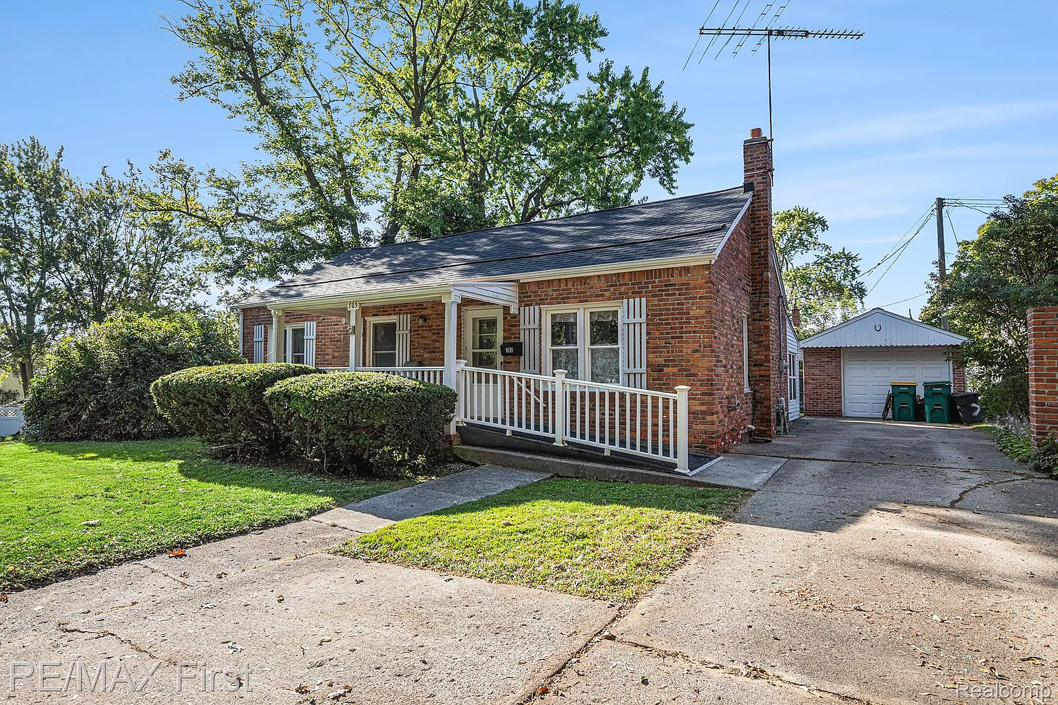 703 Trumbull St photo 1