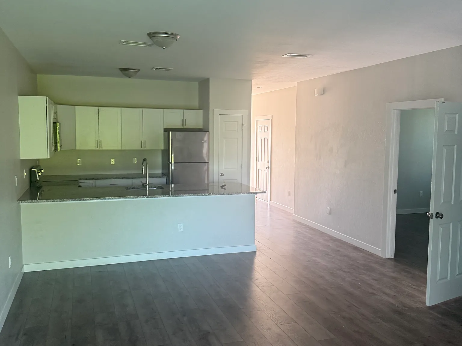 3 bed, 1172 sqft, $1,900 — Photo 2