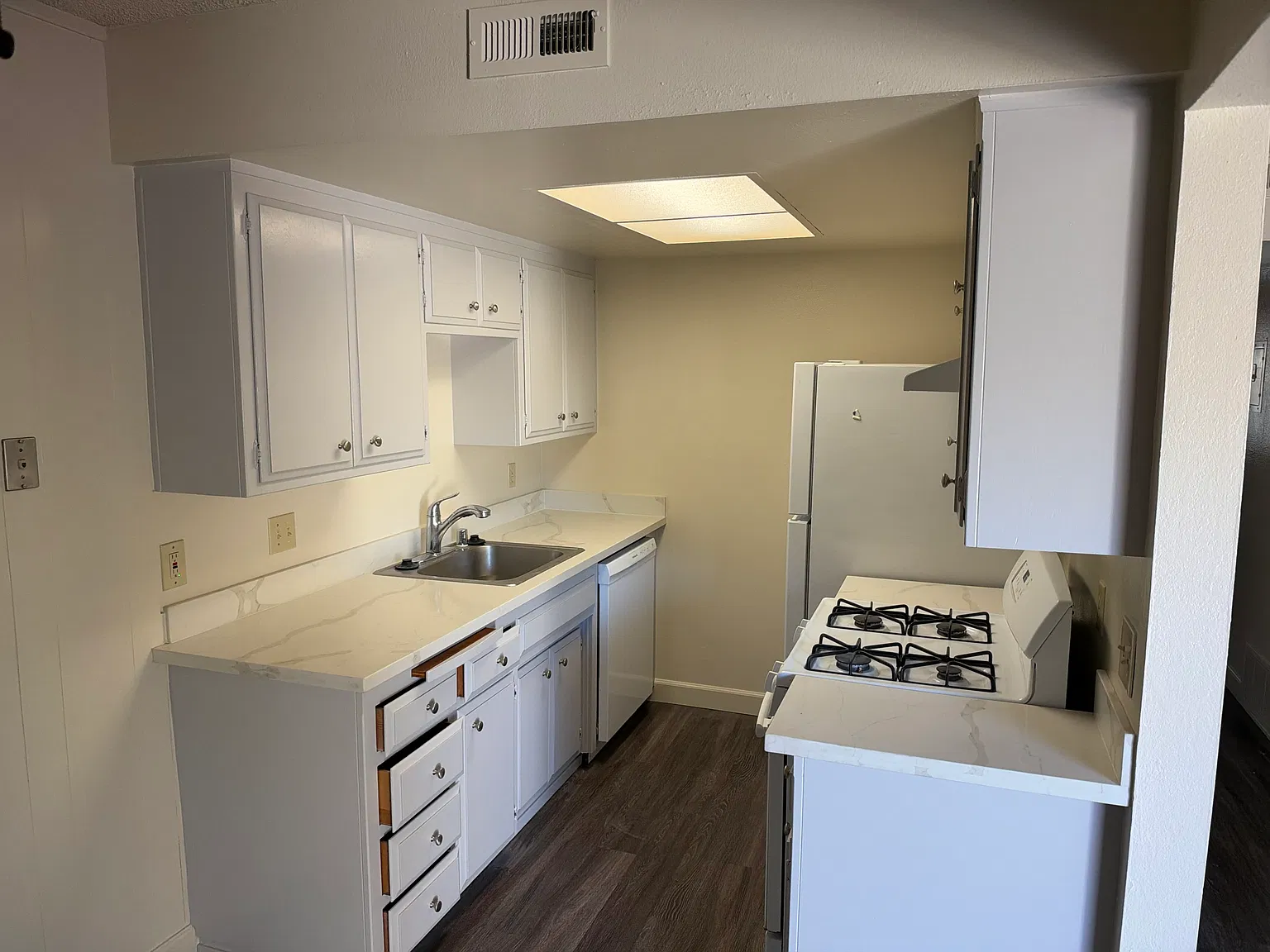 2 bed, 950 sqft, $1,875 — Photo 2