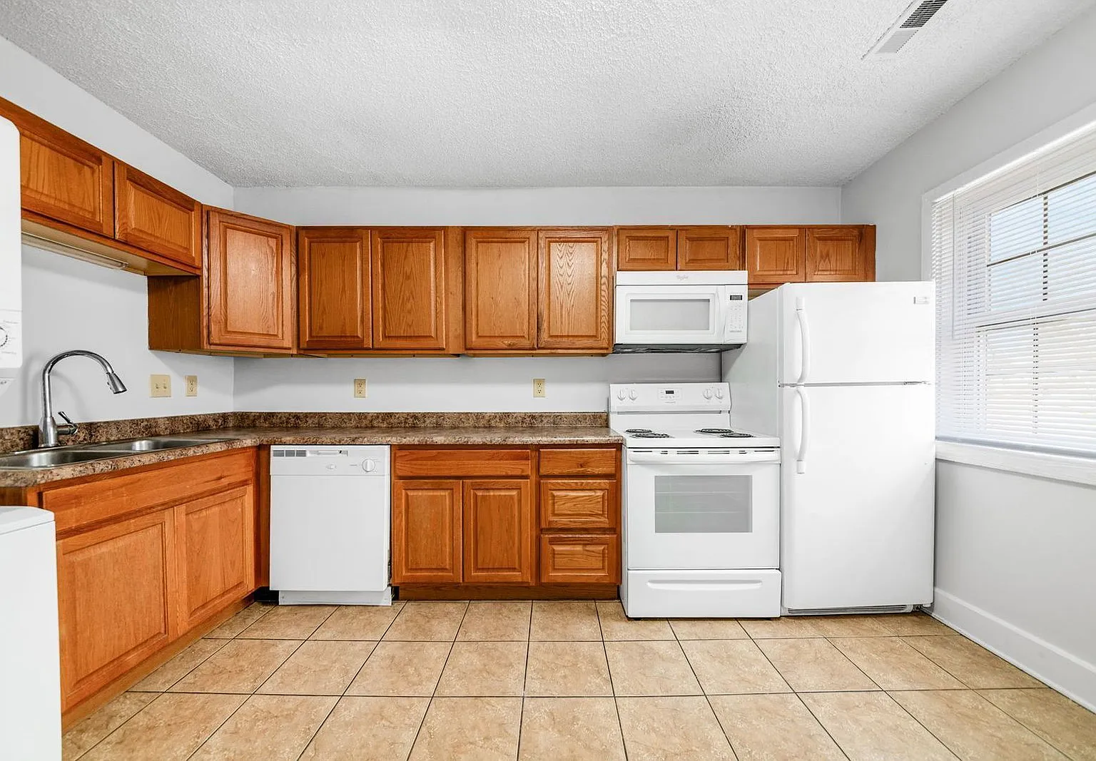 4 bed, 1.0 bath, $1,350 — Photo 2