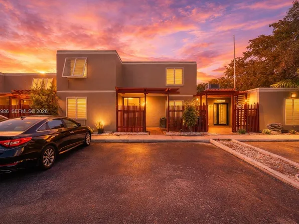 10911 N Lakeview Dr, Pembroke Pines, FL 33026