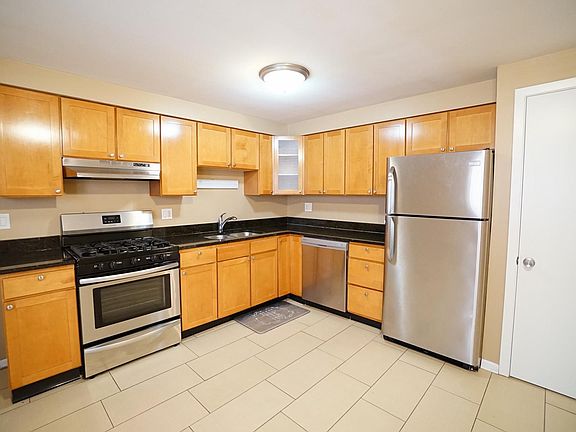 3rd image of 8708 W Berwyn Ave Unit 1N