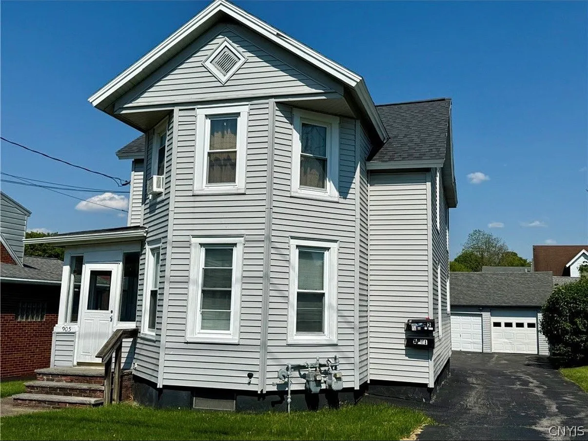 2 bed, 827 sqft, $1,350 — Photo 1