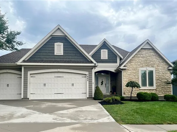 7485 NW Forest Lakes Dr, Parkville, MO 64152