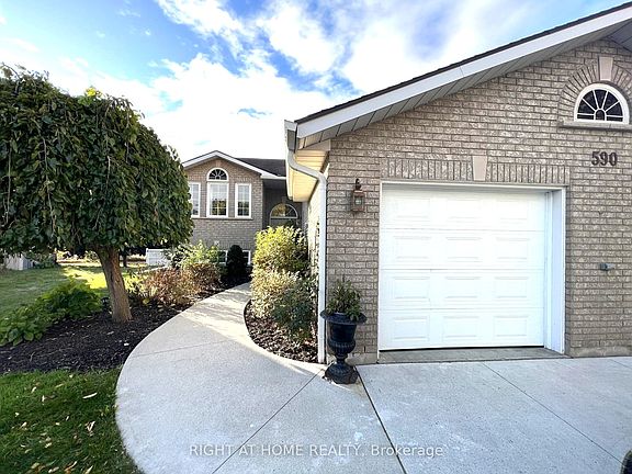 3rd image of 590 Arbour Cres