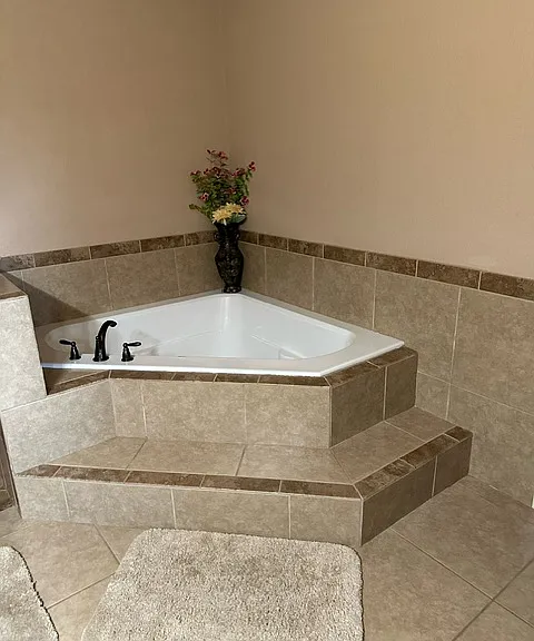 2214 Edgewood Dr — Photo 4