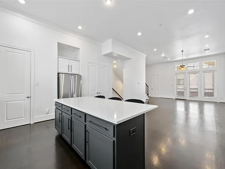 1104 Thompson St — Photo 5