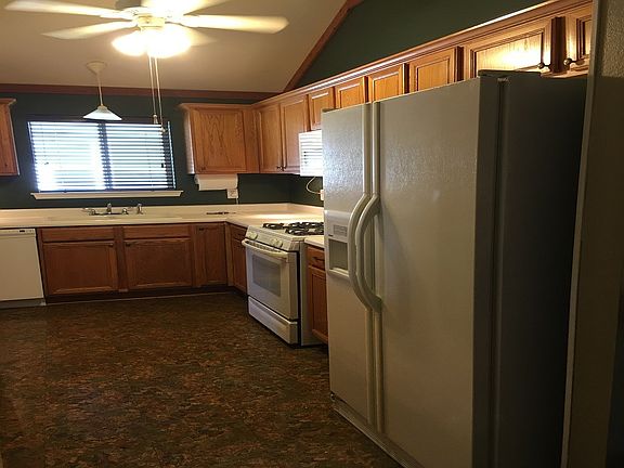 4th image of 1402 River Oak Dr