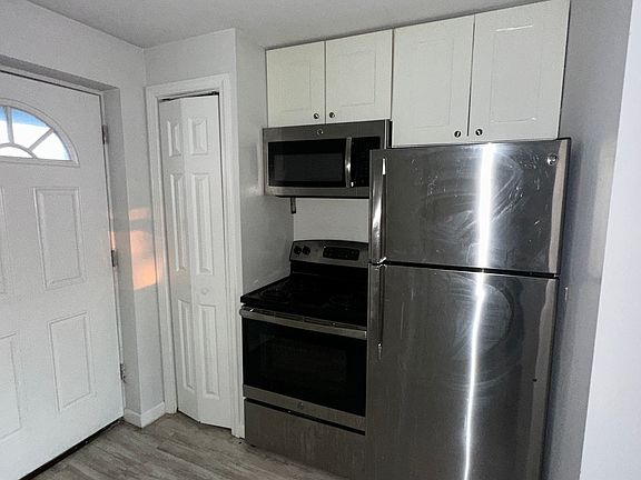 4th image of 129 Cosey Beach Ave #B6c