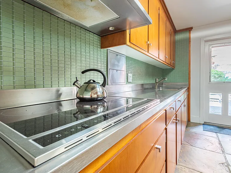 111 W Charlton St — Photo 22