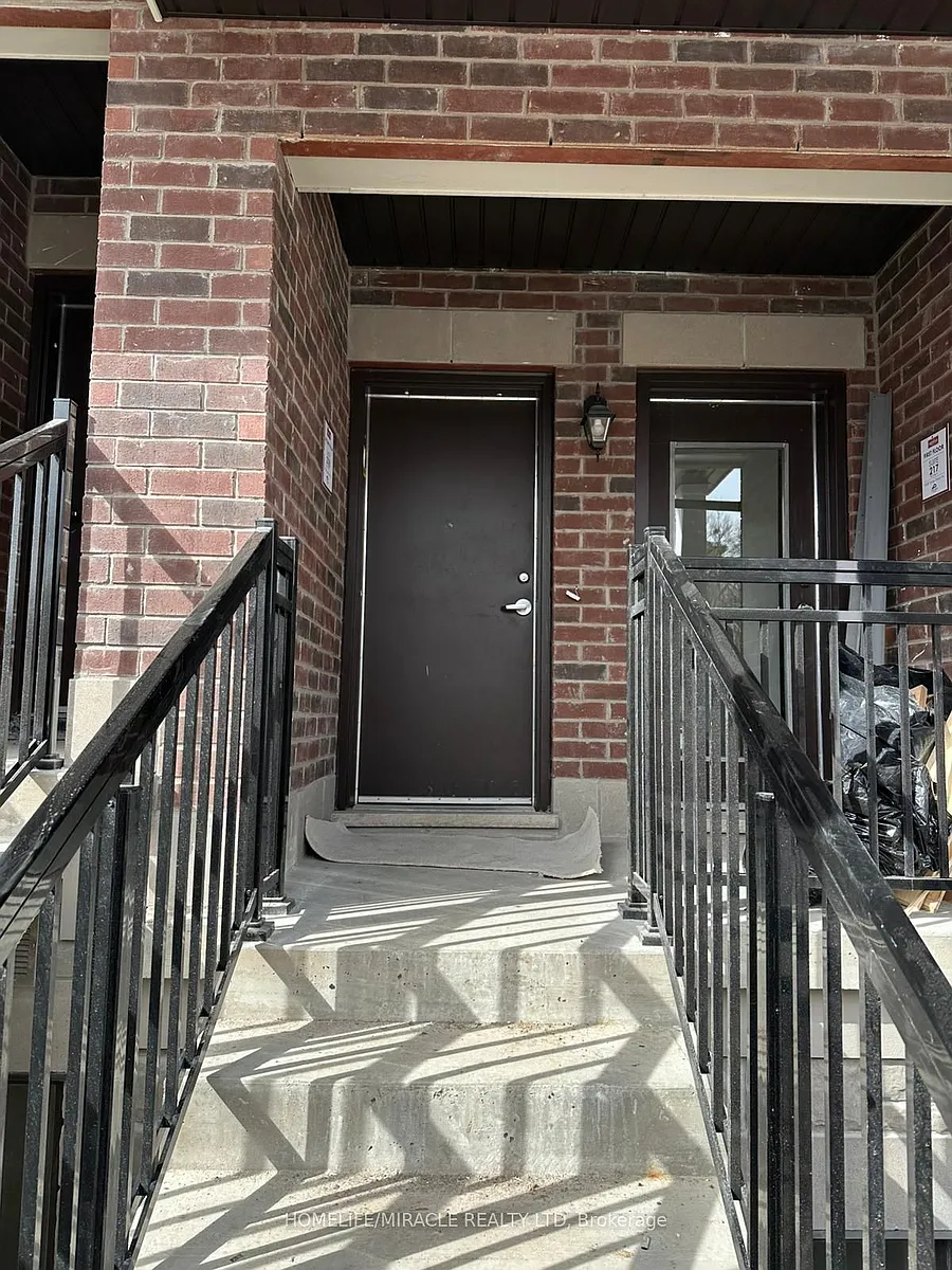 Building Photo - 15100 Yonge St #212