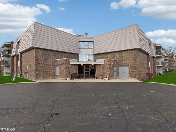 924 S Lake Ct #208, Westmont, IL 60559