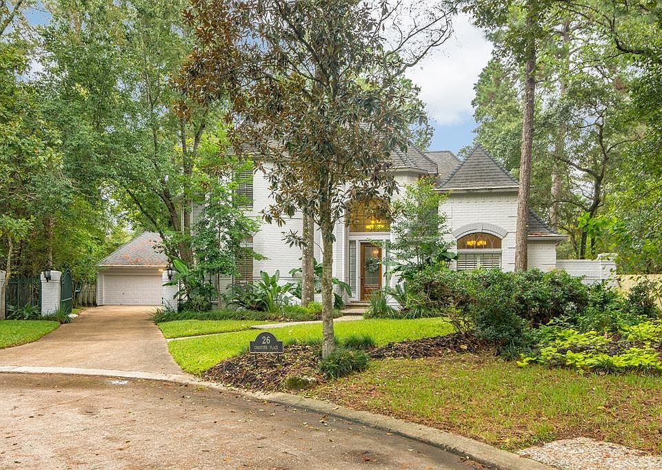 Welcome to 26 Crestone in Shadow Lake in The Woodlands.
