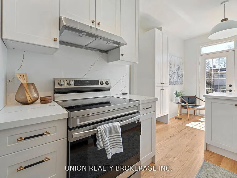 59D Woodbine Ave — Photo 8