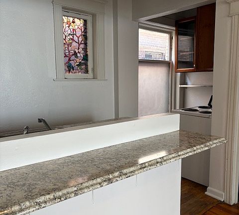 4th image of 299 S Lincoln St #5