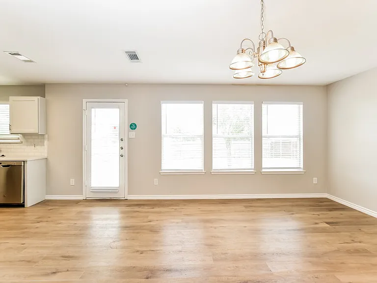 1401 Buckingham Dr — Photo 6