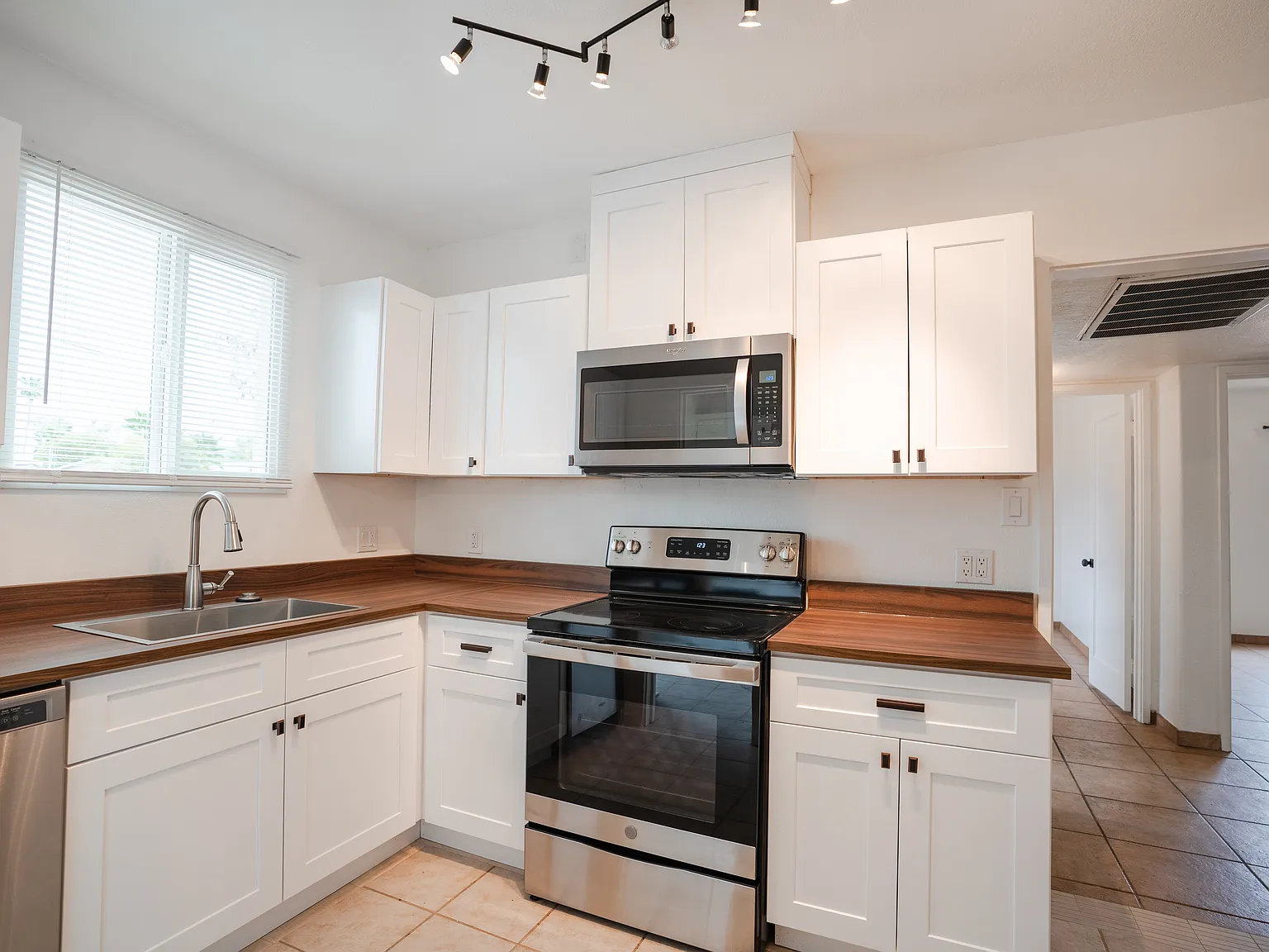3 bed, 1250 sqft, $1,900 — Photo 4