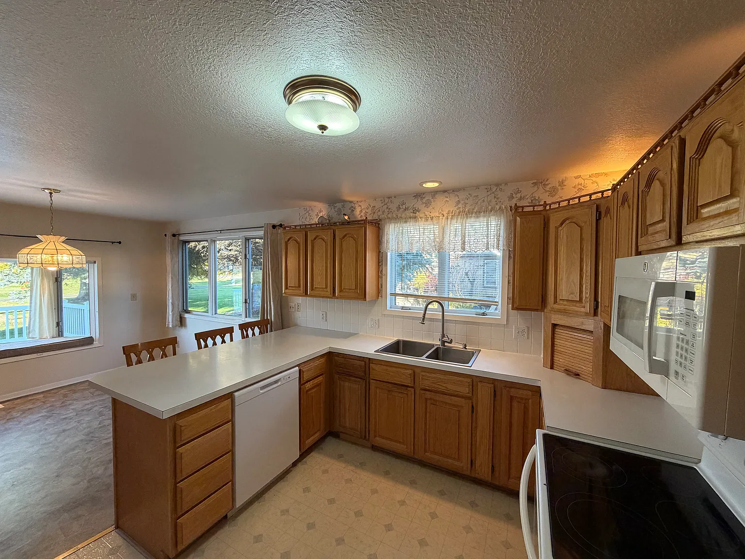 Spacious single-level, 3 bedroom, 2.5 bathroom ranch style home, with oversized 2-car garage — Photo 2