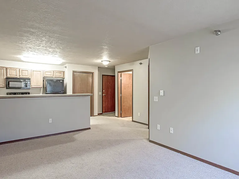 Auburn Manor Apartments — Photo 18