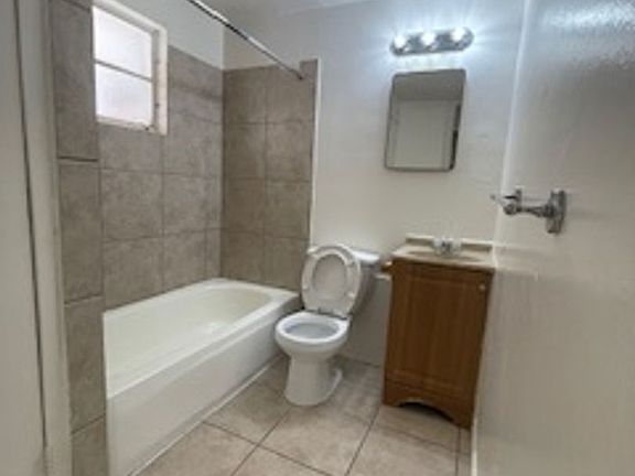 4th image of 2126-2132 W Orangewood Ave #2130