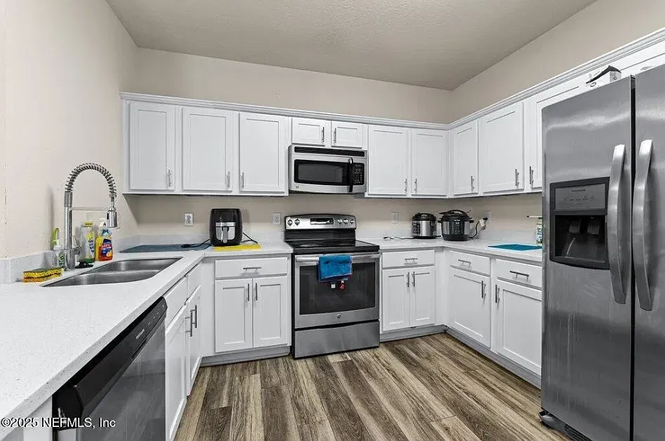 3 bed, 1145 sqft, $1,590 — Photo 2