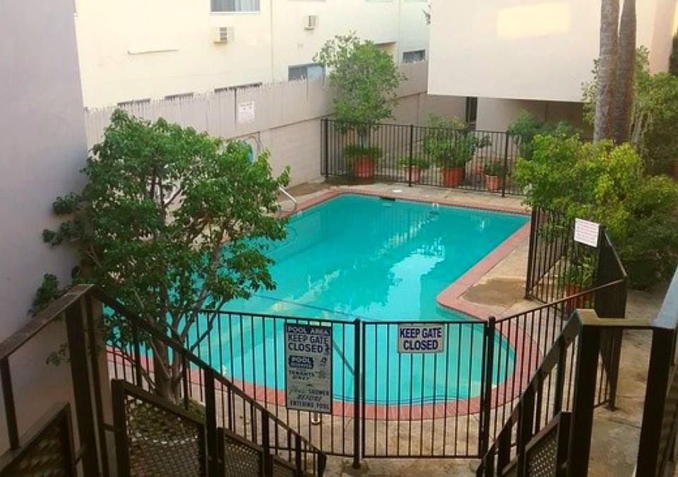 2nd image of 13807 Oxnard St APT 8