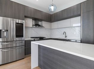 Experience Luxe Living on the Lake, Chicago, IL 60626