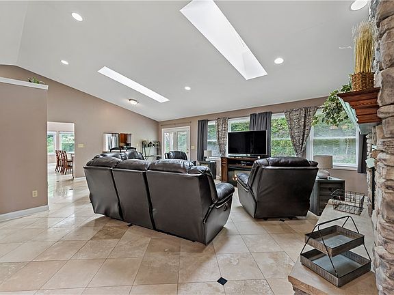 3rd image of 787 Dutch Hill Rd