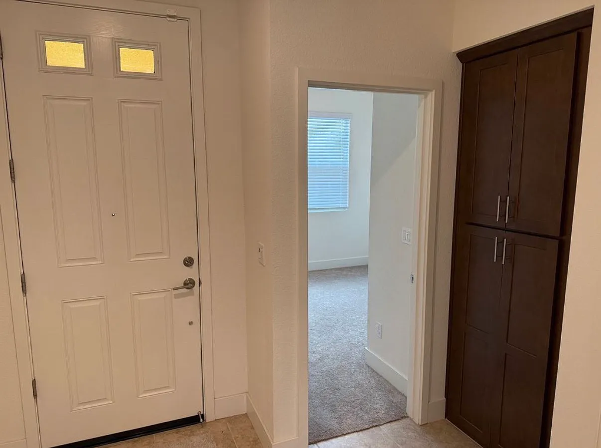 4 bed, 2365 sqft, $3,200 — Photo 2
