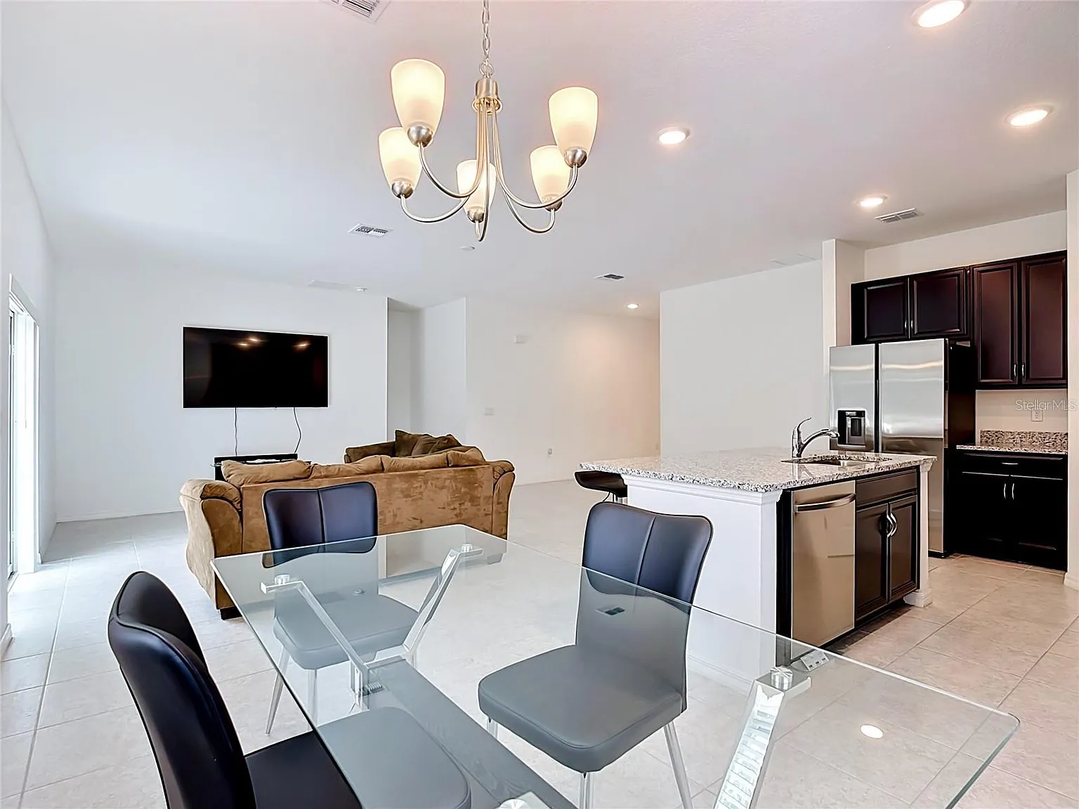 4 bed, 2.0 bath, 1801 sqft, $1,950 — Photo 3