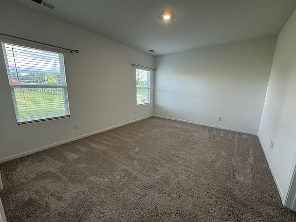5th image of 213 Charlie Pl