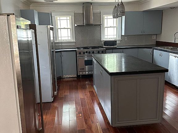 4th image of 220 Woodbine Ave