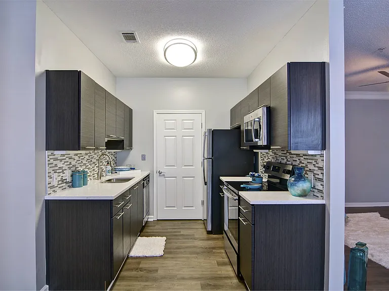 Park Creek Apartments — Photo 12