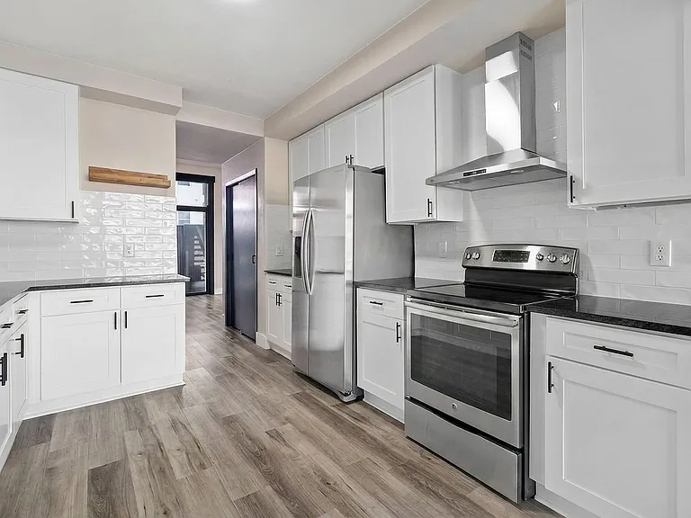 1023 Avenue B #1 — Photo 5