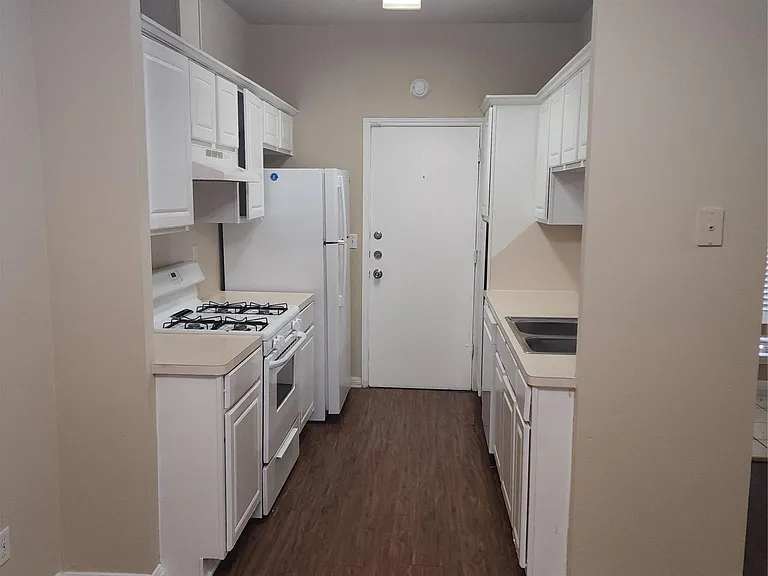 503 Gregory Ct — Photo 13