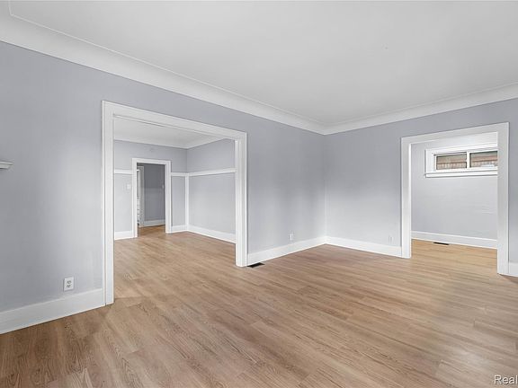 5th image of 2505 Inglis St
