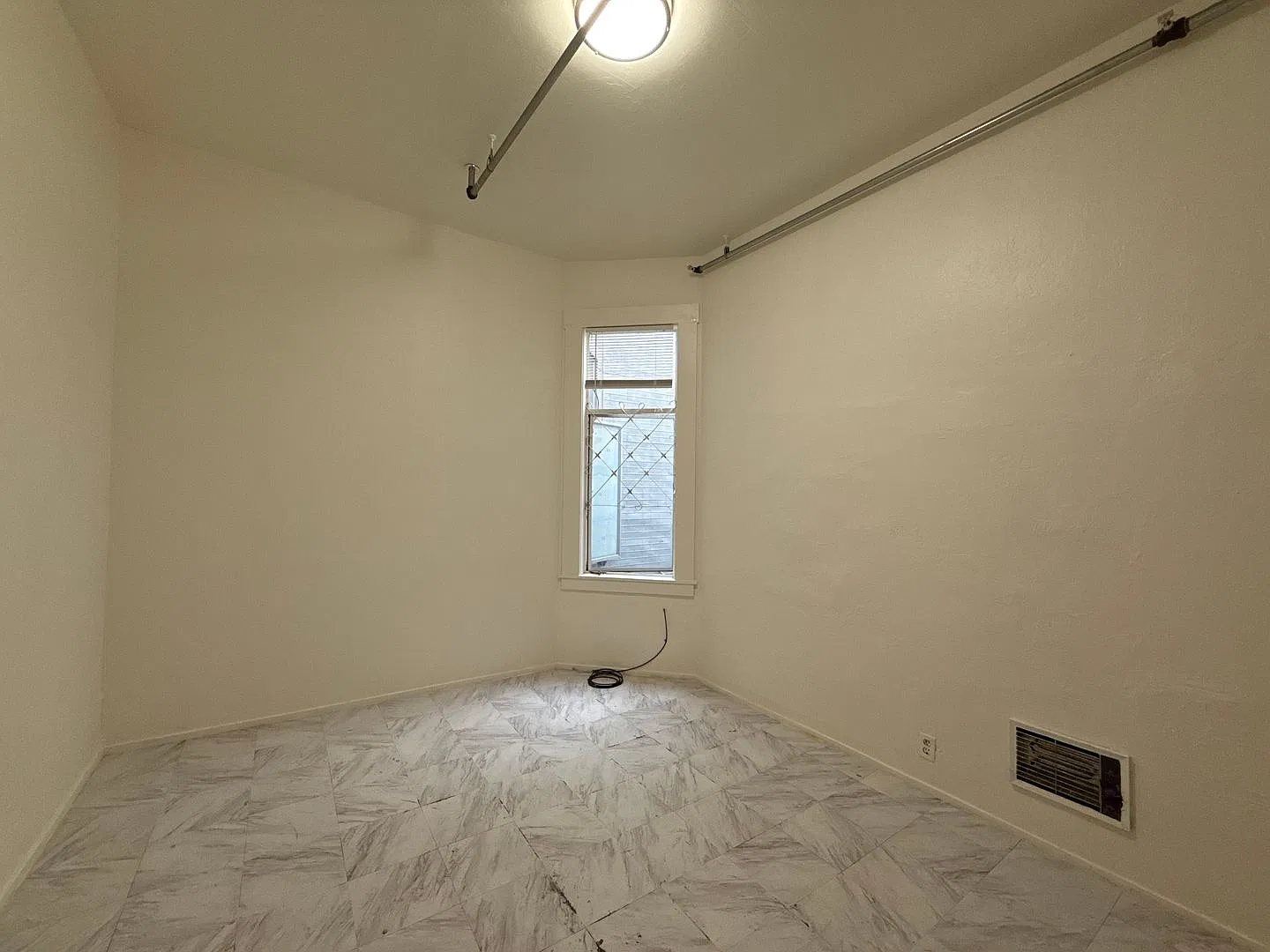 Top Floor, Private Room located near Financial District and Downtown. All utilities included! — Photo 4