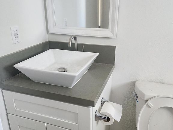 3rd image of 742 N Wilton Pl #2/5