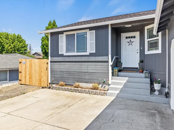 640 N Heights Dr, Eagle Point, OR 97524