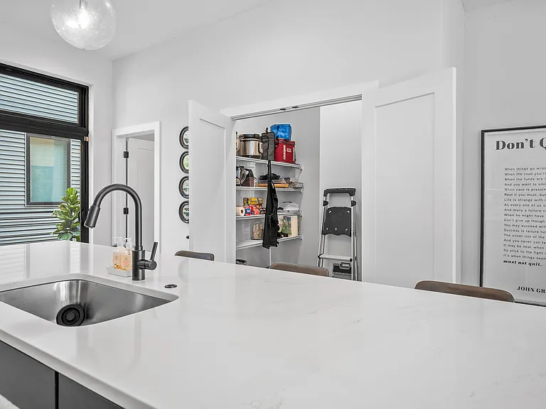 1403 Superior Ave E — Photo 12