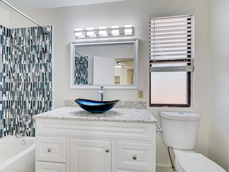 jack & jill bathroom