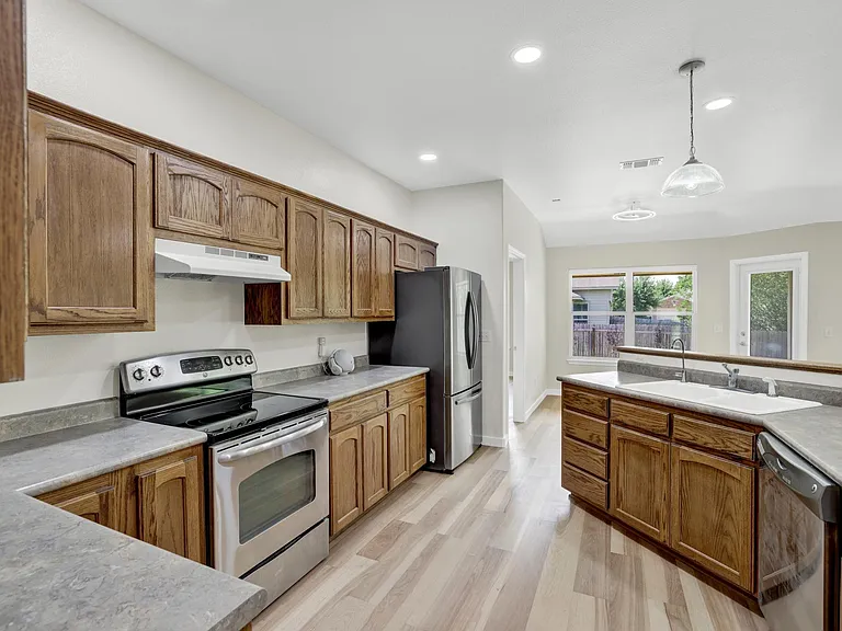 2116 Bentwood Dr — Photo 14