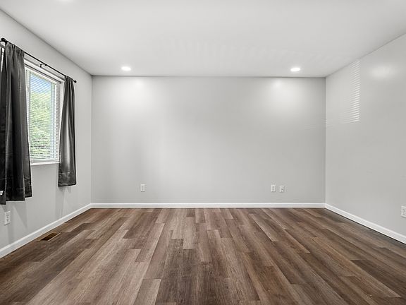 4th image of 2921 Dearborn St